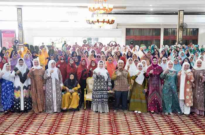 Penjabat (Pj) Ketua Tim Penggerak (TP) Pemberdayaan Kesejahteraan Keluarga (PKK) Provinsi Sumatera  Selatan (Sumsel) Melza Elen Setiadi bersama anggota TPKK Sumsel saat pengajian bulanan, Jumat (15/11/2024). Foto: Humas Pemprov Sumsel.