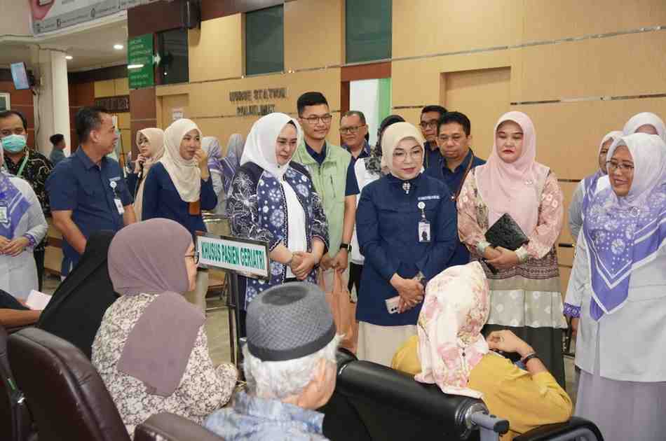 Direktur Jaminan Pelayanan Kesehatan BPJS Kesehatan, Lily Kresnowati didampingi Kepala Cabang Palembang BPJS Kesehatan Edy Surlis mengunjungi Fasilitas Kesehatan di Palembang, Selasa (3/11/2024). Foto: Sumselheadline/Ela.