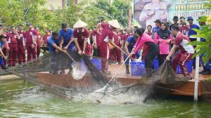 Kapolda Sumsel Irjen Pol Andi Rian R Djajadi SIK MH panen ikan di Kolam Ikan Pakri, Palembang, Minggu (17/11/2024). Foto: Humas Polda Sumsel.