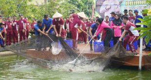 Kapolda Sumsel Irjen Pol Andi Rian R Djajadi SIK MH panen ikan di Kolam Ikan Pakri, Palembang, Minggu (17/11/2024). Foto: Humas Polda Sumsel.
