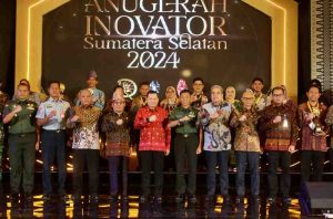 Pj Gubernur Sumatera Selatan, Elen Setiadi, S.H., M.S.E, memberikan penghargaan kepada para inovator  berupa  Anugerah Inovator Sumsel Tahun 2024 di Ballroom Hotel The Zuri Palembang, Kamis (21/11/2024). Foto: Humas Pemprov Sumsel.