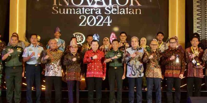 Pj Gubernur Sumatera Selatan, Elen Setiadi, S.H., M.S.E, memberikan penghargaan kepada para inovator  berupa  Anugerah Inovator Sumsel Tahun 2024 di Ballroom Hotel The Zuri Palembang, Kamis (21/11/2024). Foto: Humas Pemprov Sumsel.