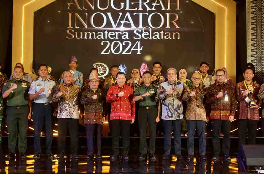 Pj Gubernur Sumatera Selatan, Elen Setiadi, S.H., M.S.E, memberikan penghargaan kepada para inovator  berupa  Anugerah Inovator Sumsel Tahun 2024 di Ballroom Hotel The Zuri Palembang, Kamis (21/11/2024). Foto: Humas Pemprov Sumsel.