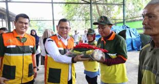Pj Walikota Palembang, Damenta secara simbolis menyerahkan pakaian ketja bagi para petugas kebersihan, Rabu (6/11/2024). Foto: Kominfo Palembang.