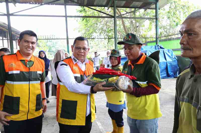 Pj Walikota Palembang, Damenta secara simbolis menyerahkan pakaian ketja bagi para petugas kebersihan, Rabu (6/11/2024). Foto: Kominfo Palembang.
