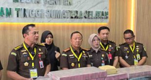 Kasi Penkum Kejati Sumsel, Vanny Yulia Eka Sari dan tim penyidik Kejaksaan Tinggi Sumsel, Kamis (28/11/2024) gelar pers konfrence tentang kasus LRT Sumsel. Foto: SUmselheadline/Ela.