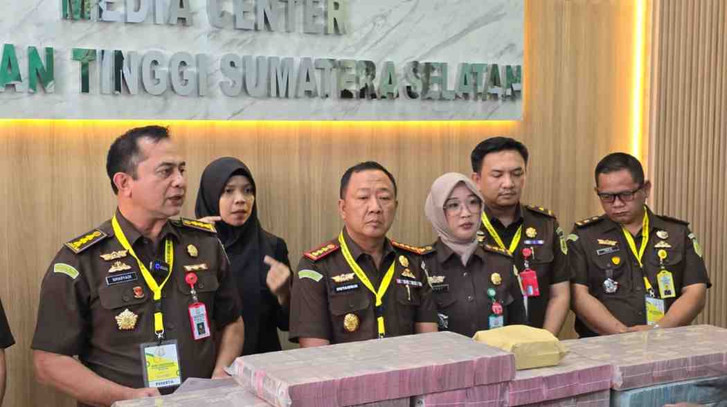 Kasi Penkum Kejati Sumsel, Vanny Yulia Eka Sari dan tim penyidik Kejaksaan Tinggi Sumsel, Kamis (28/11/2024) gelar pers konfrence tentang kasus LRT Sumsel. Foto: SUmselheadline/Ela.