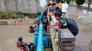 Tim SAR yang menyisir kawasan tenggelammnya bocah di Sukarame, Palembang, Selasa (19/11/2024). Foto: Sumselheadline/Ela.
