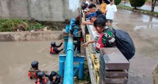 Tim SAR yang menyisir kawasan tenggelammnya bocah di Sukarame, Palembang, Selasa (19/11/2024). Foto: Sumselheadline/Ela.