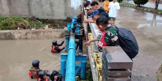 Tim SAR yang menyisir kawasan tenggelammnya bocah di Sukarame, Palembang, Selasa (19/11/2024). Foto: Sumselheadline/Ela.