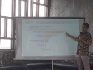 Dyayadi Hanan, Direktur Eksekuitif LSI, saat memaparkan kasil survei tentang Cagub Sumsel, Senin (11/11/2024). Foto: Tim HDCU.