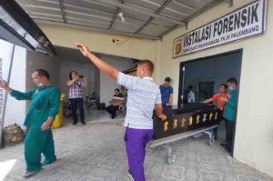 Jenazah Wo Hau, korban kecelakaan speedboat saat di RS Bhayangkara. Foto: Sumselheadline/Ela.