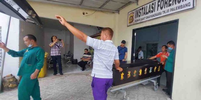 Jenazah Wo Hau, korban kecelakaan speedboat saat di RS Bhayangkara. Foto: Sumselheadline/Ela.