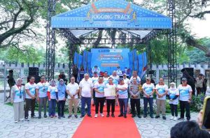 Sejumlah pejabat dan panitia melihat persiapan launching joging track Kambang Iwak, Sabtu (30/11/2024). Foto: Kominfo Palembang.