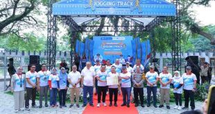 Sejumlah pejabat dan panitia melihat persiapan launching joging track Kambang Iwak, Sabtu (30/11/2024). Foto: Kominfo Palembang.