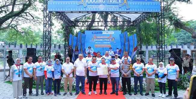 Sejumlah pejabat dan panitia melihat persiapan launching joging track Kambang Iwak, Sabtu (30/11/2024). Foto: Kominfo Palembang.