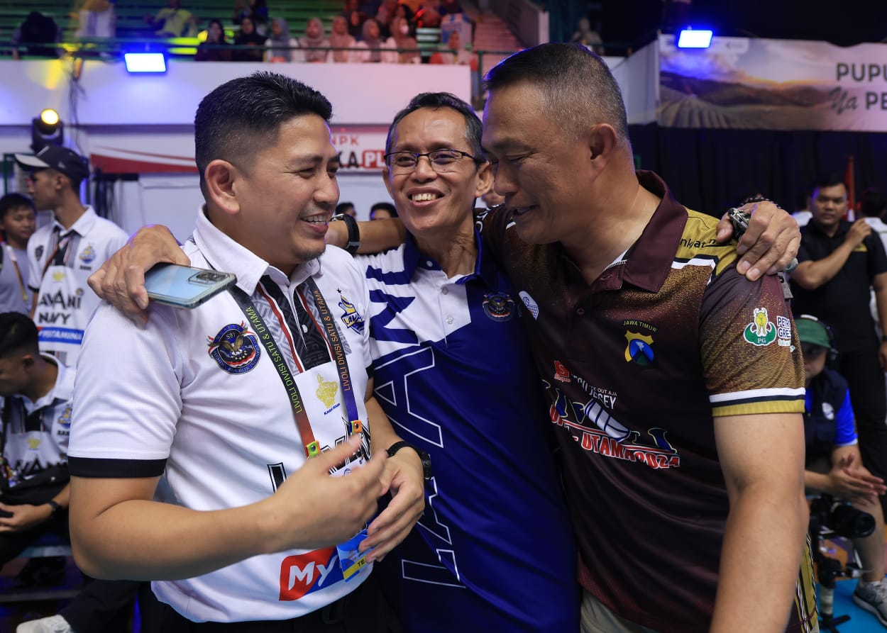 Kombes Pol Achmad Gusti Hartono Official bersama Team Bola Voli Lavani Navy 2024. Foto: Dok Pribadi.