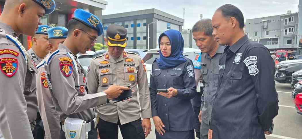 Anggota Propam Polda Sumsel memeriksa hp sejumlah polisi di jajaran Polda Sumsel, Kamis (7/11/2024). Foto: Sumselheadline/Ela.