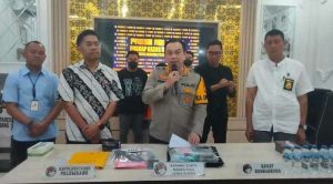 Kombes Harryo didampingi Kasat Narkoba Kompol Faisal dan Kanit III, Ipda Edy Zulkarnain, serta Iptu Jonsi saat rilis penangkapan 1 kg sabu, Sabtu (2/11/2024). Foto: Sumselheadline/Ela.