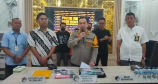 Kombes Harryo didampingi Kasat Narkoba Kompol Faisal dan Kanit III, Ipda Edy Zulkarnain, serta Iptu Jonsi saat rilis penangkapan 1 kg sabu, Sabtu (2/11/2024). Foto: Sumselheadline/Ela.