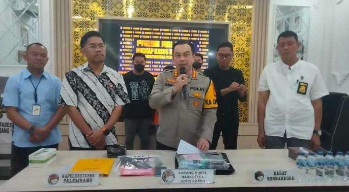 Kombes Harryo didampingi Kasat Narkoba Kompol Faisal dan Kanit III, Ipda Edy Zulkarnain, serta Iptu Jonsi saat rilis penangkapan 1 kg sabu, Sabtu (2/11/2024). Foto: Sumselheadline/Ela.
