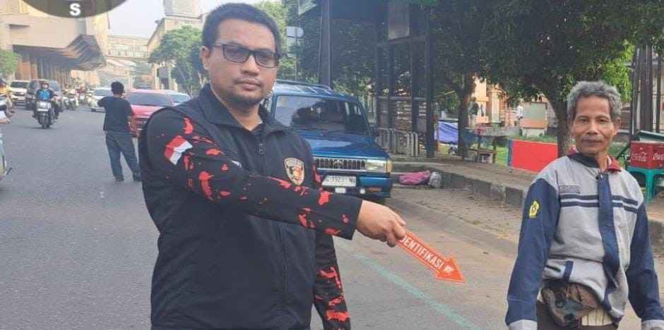 Petugas yang melakukan olah TKP atas kejadian penjambretan di Jakabaring Palembang, Rabu (6/11/2024). Foto: Sumselheadline/Ela.