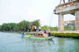 Pejabat Muba sebelumnya bersama rombongan meninjau Jembatan Lalan yang roboh beberapa waktu lalu, Jumat (15/11/2024). Foto: Kominfo Muba.