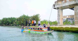 Pejabat Muba sebelumnya bersama rombongan meninjau Jembatan Lalan yang roboh beberapa waktu lalu, Jumat (15/11/2024). Foto: Kominfo Muba.