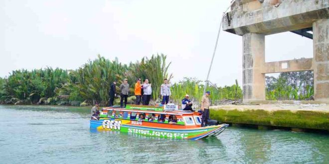Pejabat Muba sebelumnya bersama rombongan meninjau Jembatan Lalan yang roboh beberapa waktu lalu, Jumat (15/11/2024). Foto: Kominfo Muba.