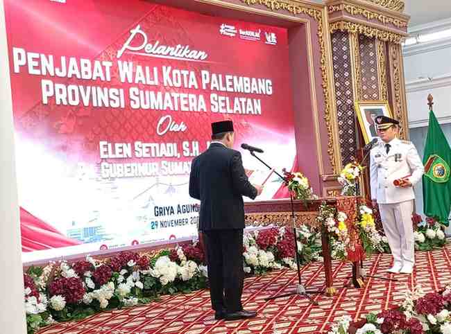Cheka Virgowansyah dilantik sebagai Penjabat (PJ) Walikota Palembang oleh PJ Gubernur Sumatera Selatan (Sumsel) Elen Setiadi di Griya Agung, Jumat (29/11/2024). Foto: Sumselheadline/Pitria.