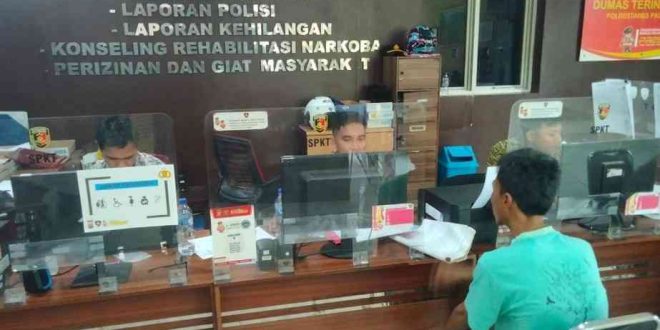 Hermawan (40) melapor ke Polrestabes Palembang, mengaku ditipu saat mau beli mobil, Selasa (5/11/2024). Foto: Sumselheadline/Ela.