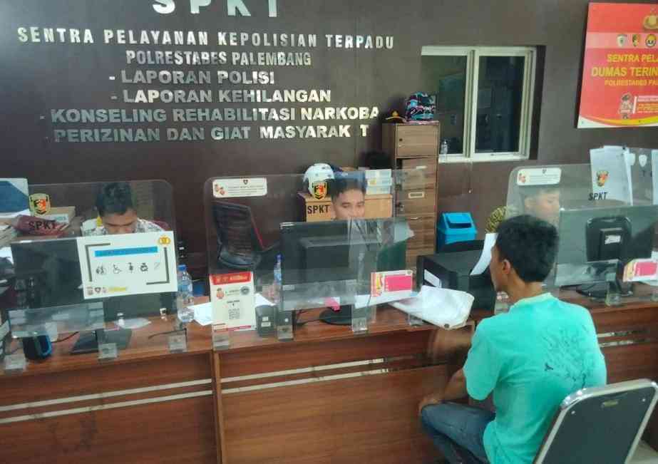 Hermawan (40) melapor ke Polrestabes Palembang, mengaku ditipu saat mau beli mobil, Selasa (5/11/2024). Foto: Sumselheadline/Ela.
