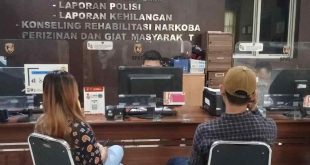 Deni melapor ke Polrestabes Palembang atas tindak penipuna yang dilakukan rekan bisnis rental mobilnya, Kamis (7/11/2024). Foto: Sumselheadline/Ela.