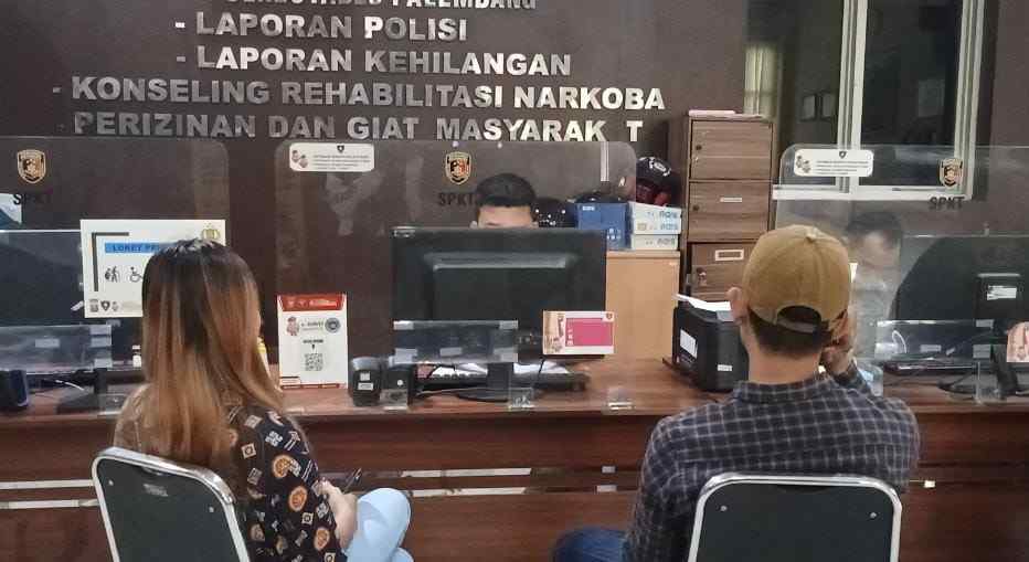 Deni melapor ke Polrestabes Palembang atas tindak penipuna yang dilakukan rekan bisnis rental mobilnya, Kamis (7/11/2024). Foto: Sumselheadline/Ela.