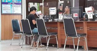 Siti melalapor ke Polrestabes Palembang, karena dianiaya kakak kandungnya, Jumat (1/11/2024). Foto: Sumselheadlne/Ela.