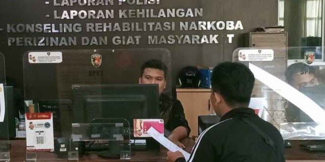 Julian melapor ke Polrestabes Palembang karena ditipu talangi orderan fiktif, Selasa (12/11/2024). Foto: Sumselheadline/Ela.