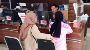 Nicky yang melapor ke Polrestabes Palembang, Sabtu (16/11/2024). Foto: Sumselheadline/Ela.
