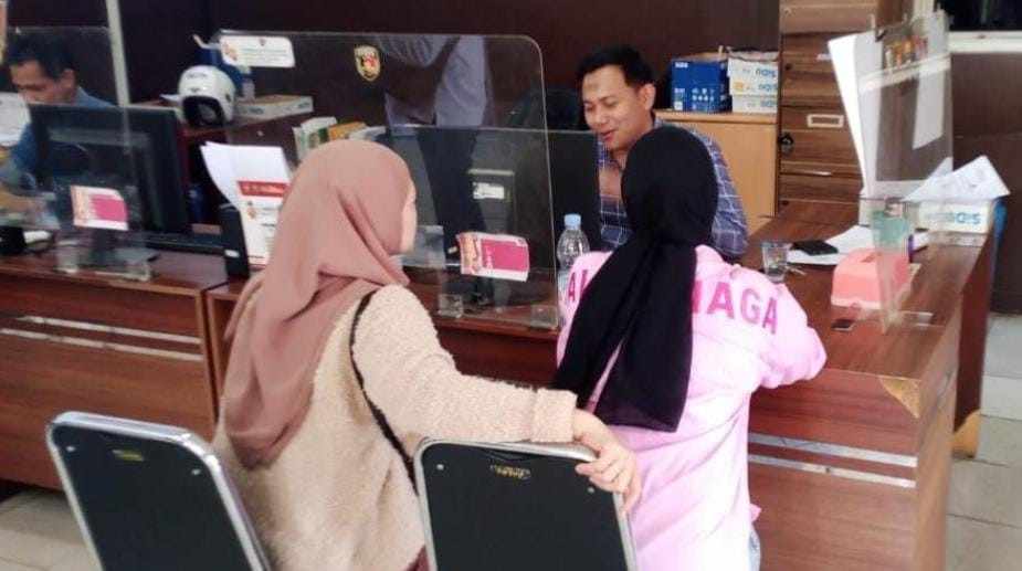 Nicky yang melapor ke Polrestabes Palembang, Sabtu (16/11/2024). Foto: Sumselheadline/Ela.