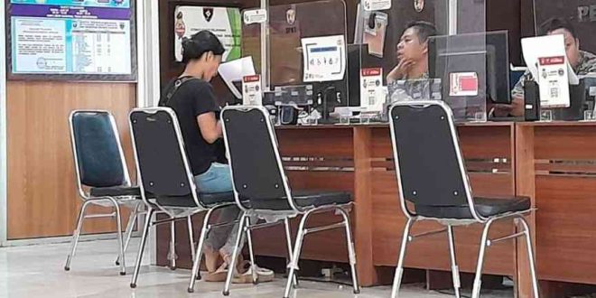 Siti melalapor ke Polrestabes Palembang, karena dianiaya kakak kandungnya, Jumat (1/11/2024). Foto: Sumselheadlne/Ela.