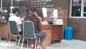 Michel Pranki Boy (26) melapor hilangnya sepeda motor, Kamis (28/11/2024). Foto: Sumselheadline/Ela.