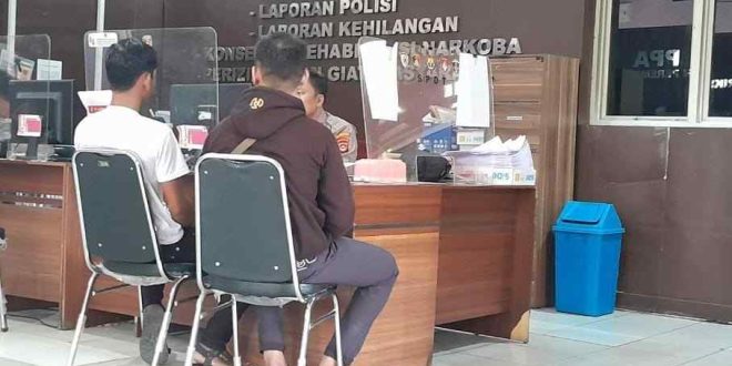 Michel Pranki Boy (26) melapor hilangnya sepeda motor, Kamis (28/11/2024). Foto: Sumselheadline/Ela.