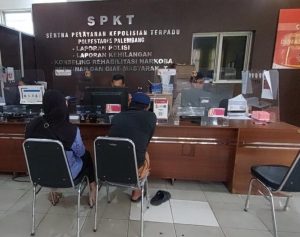 May melapor ke Polrestabes Palembang karena hilang dua unit motor, Senin (25/11/2024). Foto: Sumselheadline/Ela.