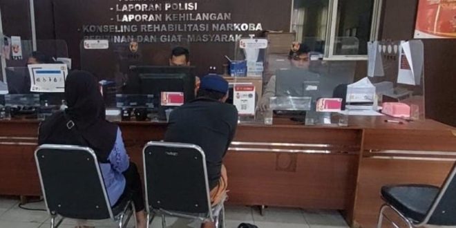 May melapor ke Polrestabes Palembang karena hilang dua unit motor, Senin (25/11/2024). Foto: Sumselheadline/Ela.