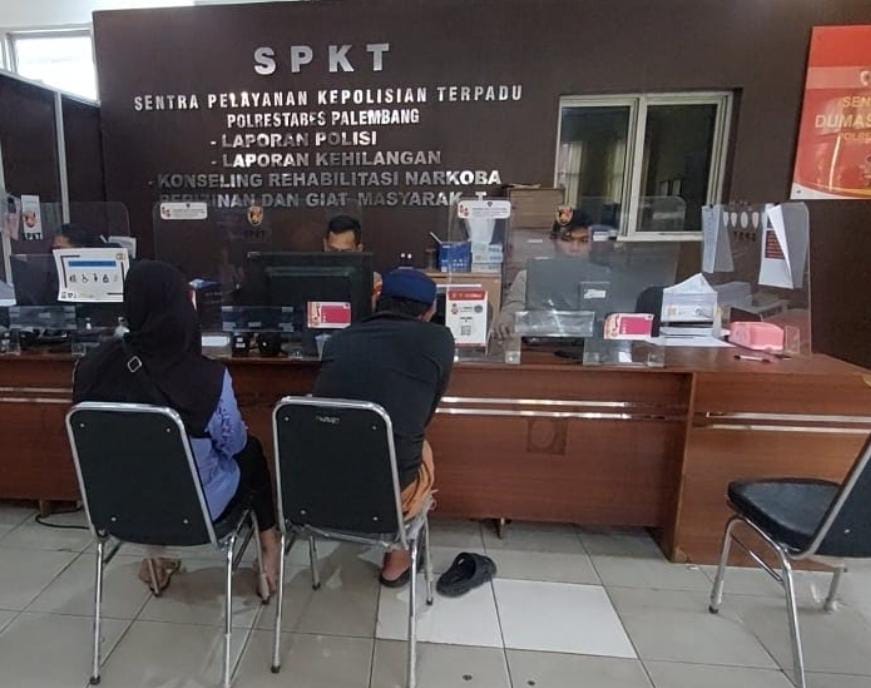 May melapor ke Polrestabes Palembang karena hilang dua unit motor, Senin (25/11/2024). Foto: Sumselheadline/Ela.