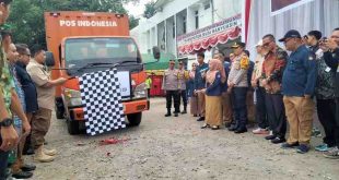 Ketua KPU Muba secara simbolis melepas legistik Pilkada ke sejumlah kecamatan, Sabtu (23/11/2024). Foto: Kominfo Muba.