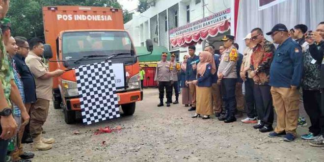 Ketua KPU Muba secara simbolis melepas legistik Pilkada ke sejumlah kecamatan, Sabtu (23/11/2024). Foto: Kominfo Muba.