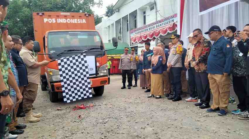 Ketua KPU Muba secara simbolis melepas legistik Pilkada ke sejumlah kecamatan, Sabtu (23/11/2024). Foto: Kominfo Muba.