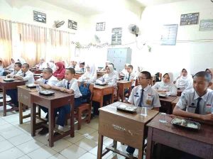 Para siswa SMPN 10 Palembang yang menjadi sasaran simulasi makan bergizi gratis, Kamis (21/11/2024). Foto: Sumselheadline/Pitria.