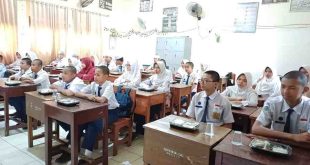 Para siswa SMPN 10 Palembang yang menjadi sasaran simulasi makan bergizi gratis, Kamis (21/11/2024). Foto: Sumselheadline/Pitria.