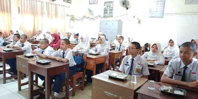 Para siswa SMPN 10 Palembang yang menjadi sasaran simulasi makan bergizi gratis, Kamis (21/11/2024). Foto: Sumselheadline/Pitria.